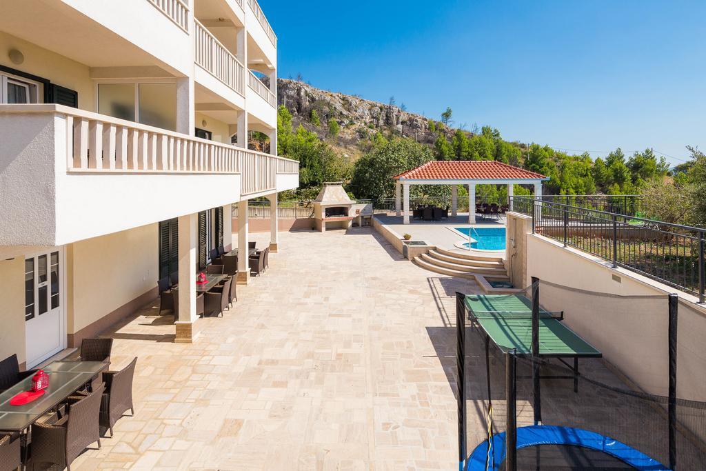 Beachfront Apartments Lara โอมิช ภายนอก รูปภาพ