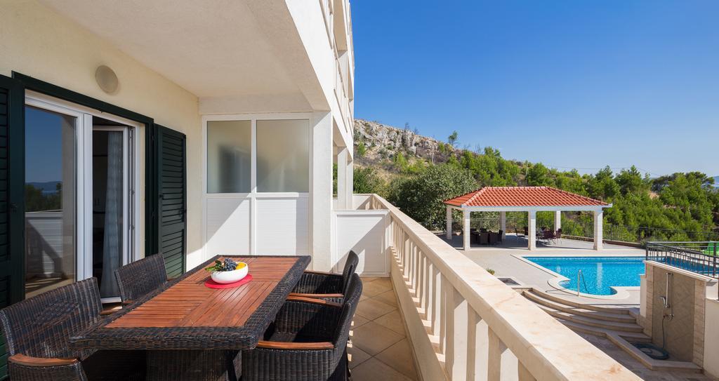 Beachfront Apartments Lara โอมิช ภายนอก รูปภาพ