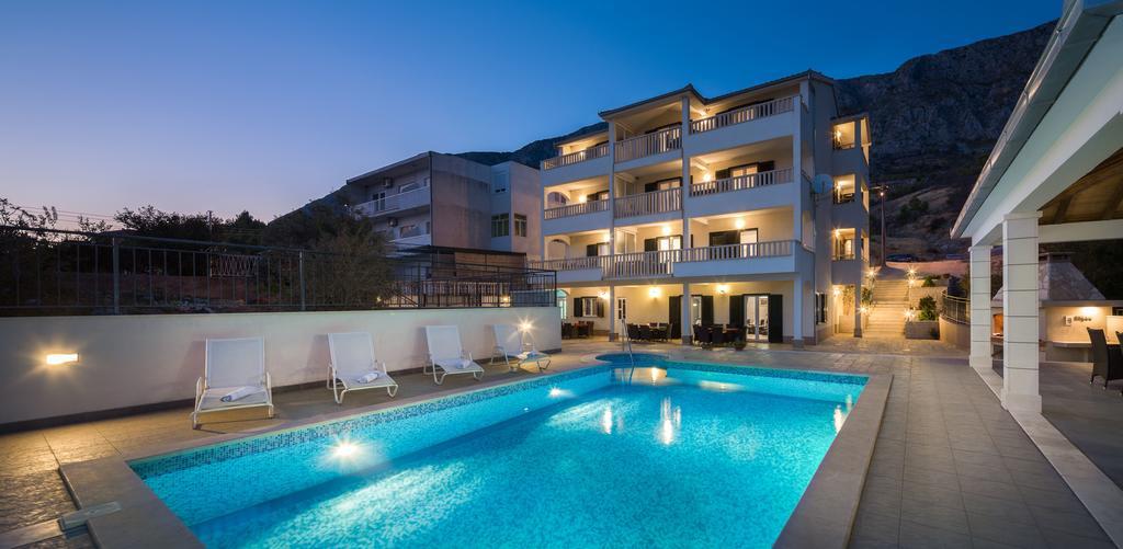 Beachfront Apartments Lara โอมิช ภายนอก รูปภาพ