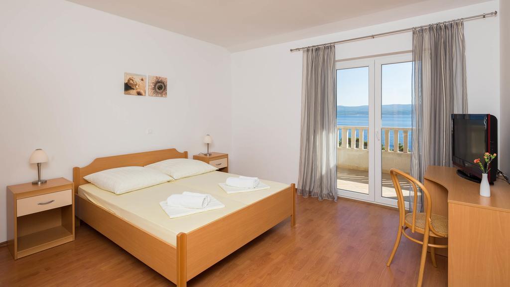 Beachfront Apartments Lara โอมิช ภายนอก รูปภาพ