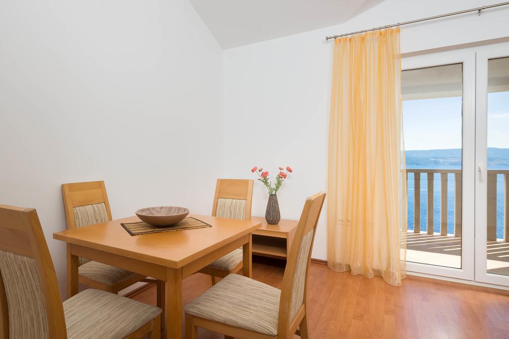Beachfront Apartments Lara โอมิช ภายนอก รูปภาพ