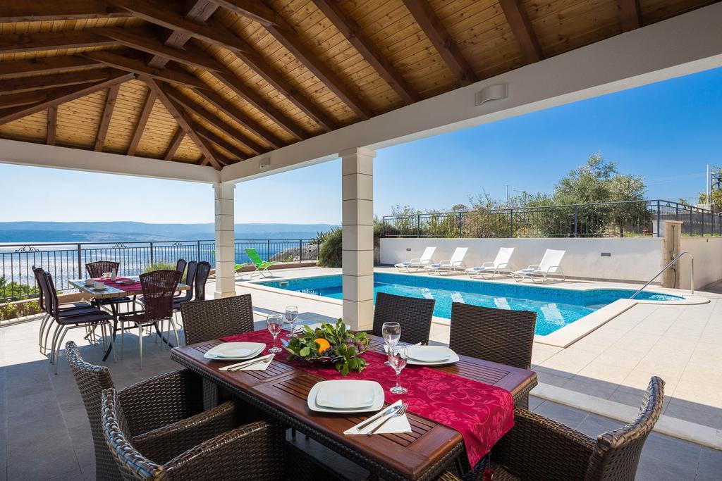 Beachfront Apartments Lara โอมิช ภายนอก รูปภาพ