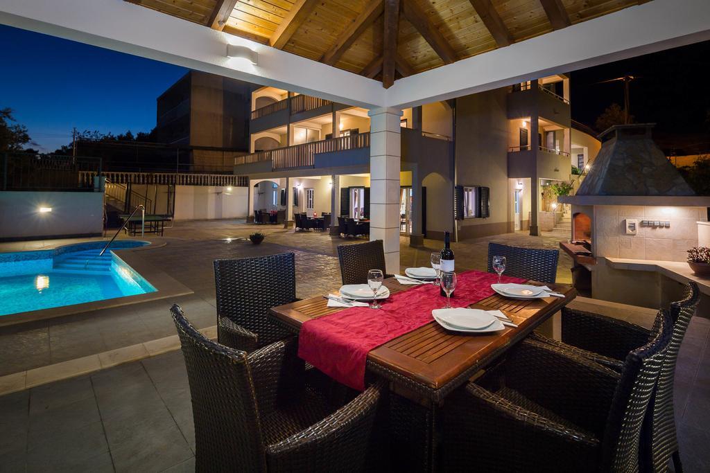 Beachfront Apartments Lara โอมิช ภายนอก รูปภาพ