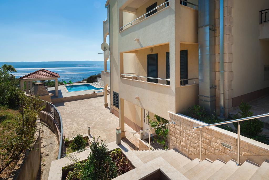 Beachfront Apartments Lara โอมิช ภายนอก รูปภาพ